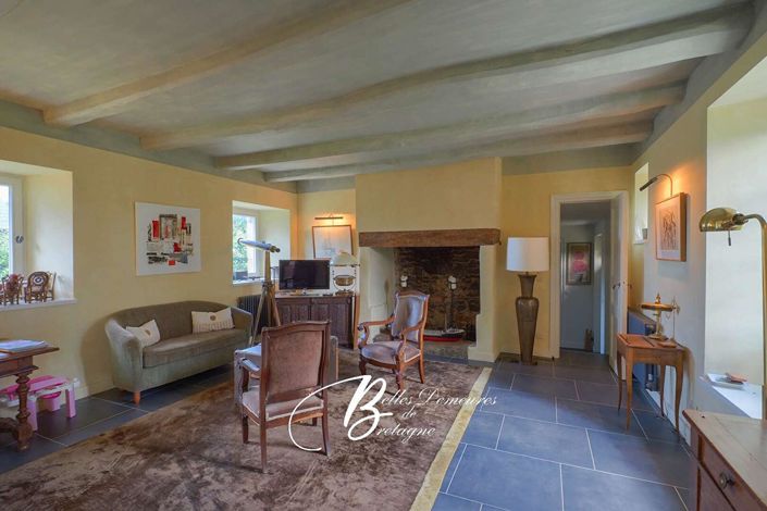 Image No.17-10 Bed Property for sale