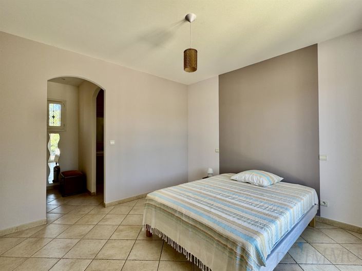 Image No.17-4 Bed House for sale