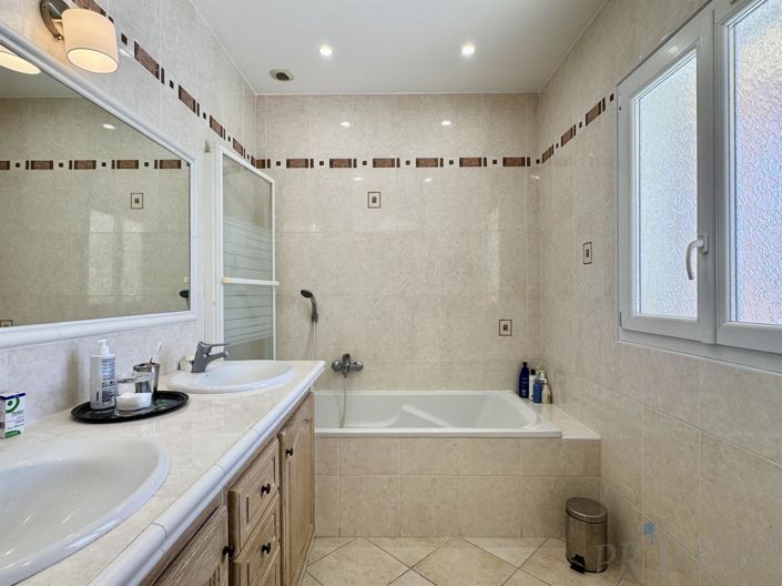 Image No.8-4 Bed House for sale