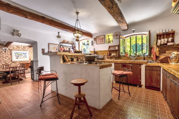 Image No.11-9 Bed Property for sale