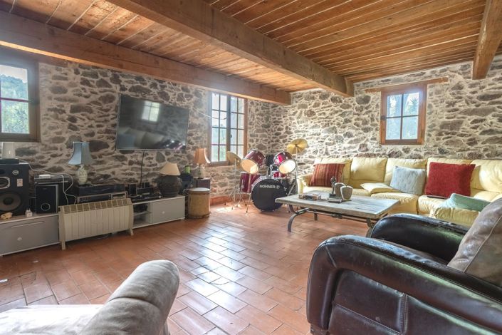 Image No.12-9 Bed Property for sale