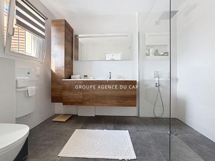 Image No.11-3 Bed House for sale