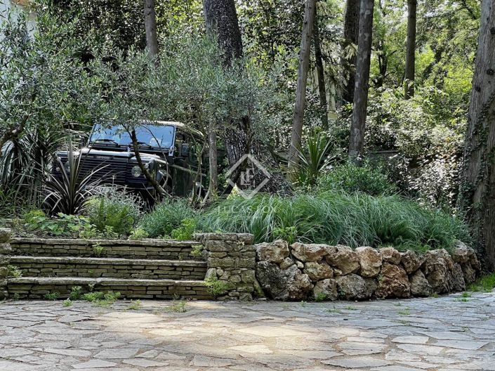 Image No.24-6 Bed House for sale