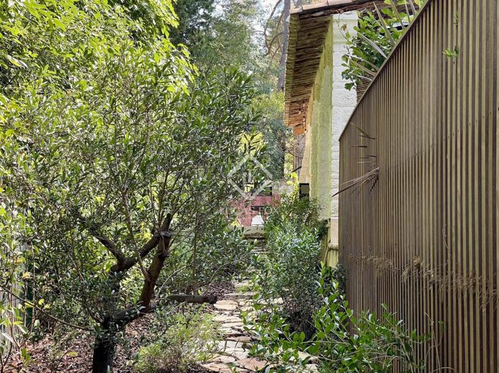 Image No.26-6 Bed House for sale