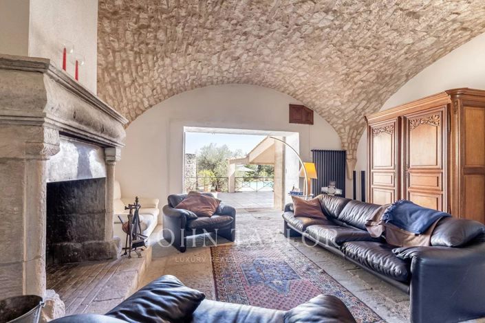 Image No.8-5 Bed House for sale