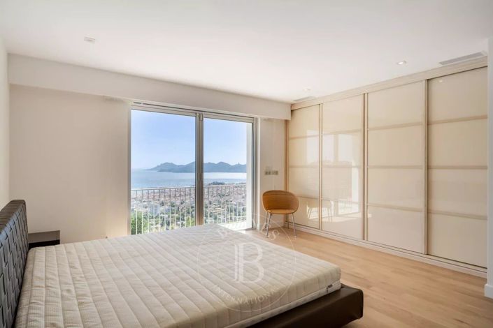 Image No.10-5 Bed House for sale