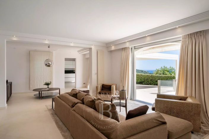 Image No.12-5 Bed House for sale