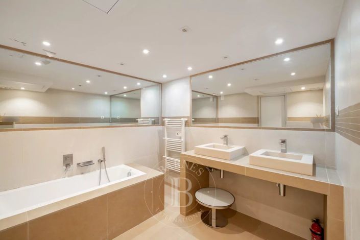 Image No.25-5 Bed House for sale