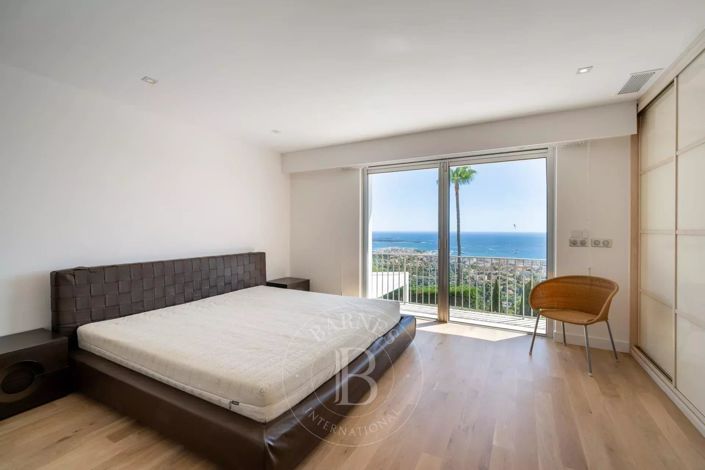 Image No.8-5 Bed House for sale