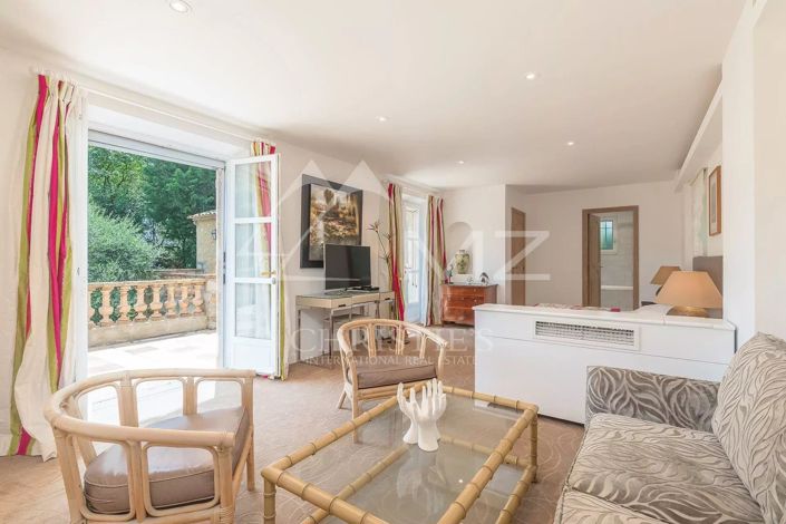 Image No.8-5 Bed House for sale