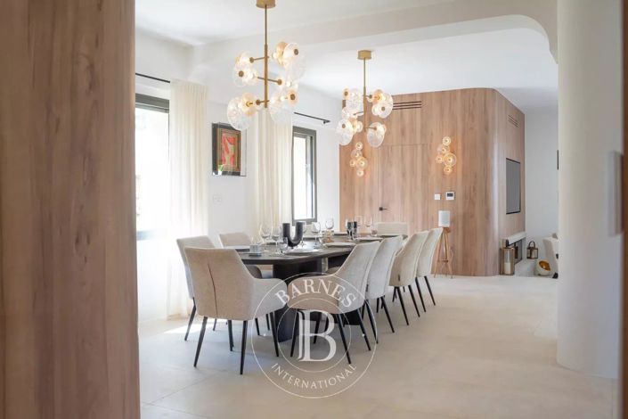 Image No.7-5 Bed House for sale