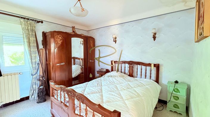 Image No.8-6 Bed House for sale