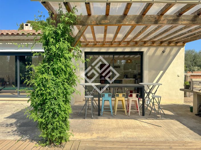 Image No.1-4 Bed House for sale