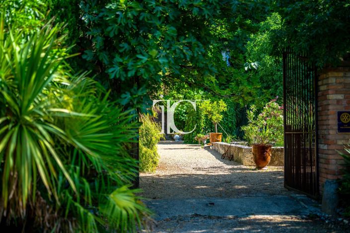 Image No.32-6 Bed House for sale