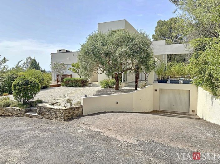 Image No.1-5 Bed Property for sale