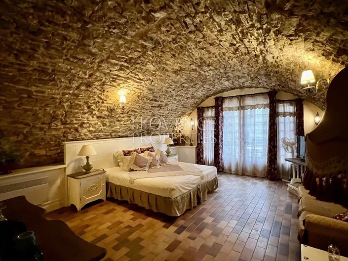 Image No.30-10 Bed House for sale