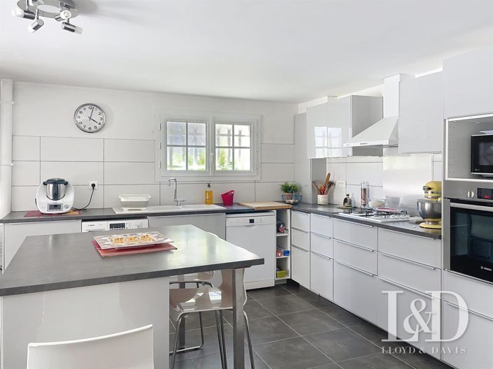 Image No.20-5 Bed House for sale