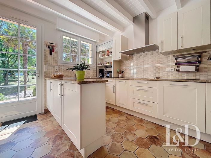 Image No.6-5 Bed House for sale