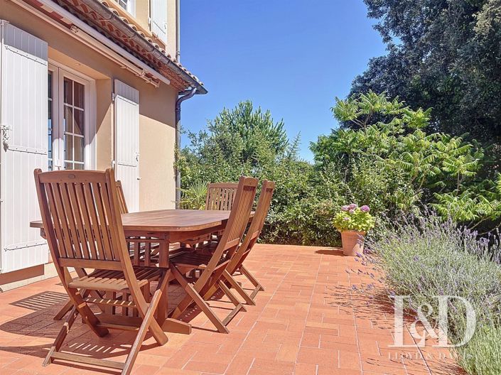 Image No.8-5 Bed House for sale