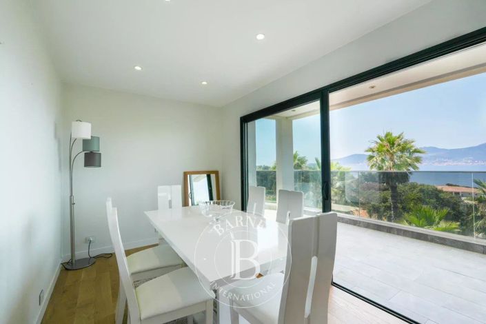 Image No.10-3 Bed Apartment for sale