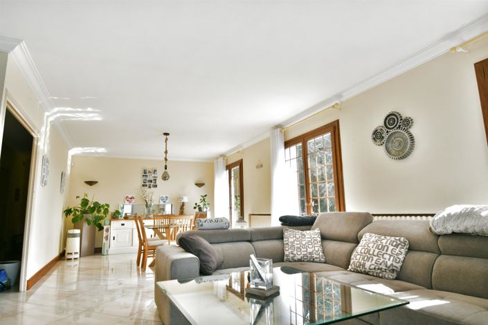 Image No.1-5 Bed House for sale