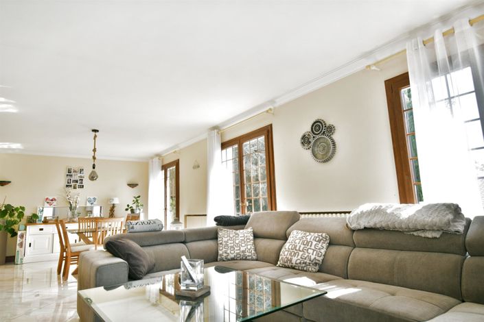 Image No.2-5 Bed House for sale