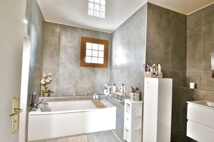 Image No.9-5 Bed House for sale