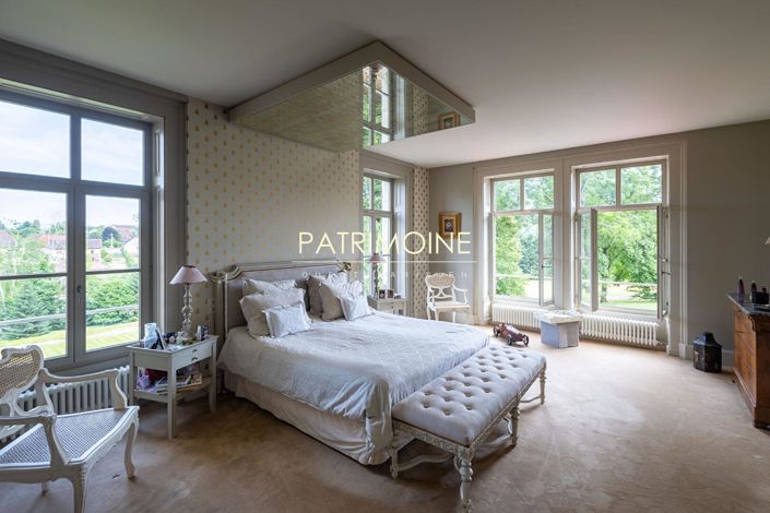 Image No.10-5 Bed Property for sale