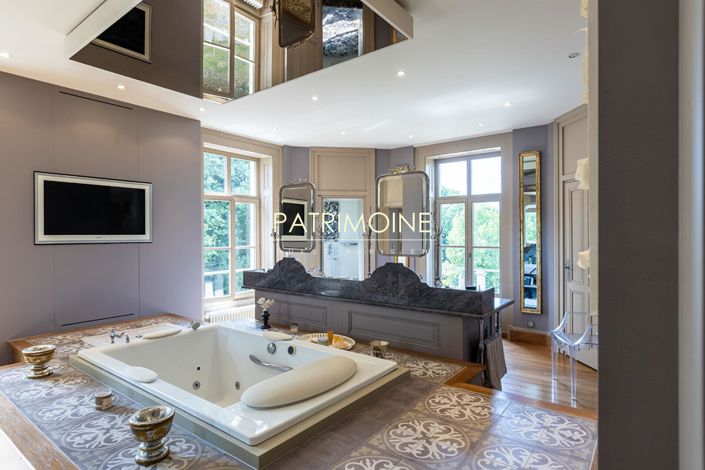 Image No.12-5 Bed Property for sale