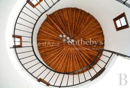 Image No.10-5 Bed Property for sale