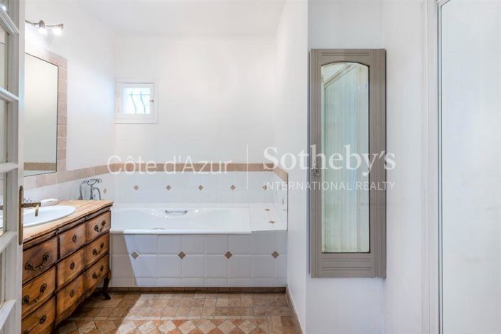 Image No.18-5 Bed Property for sale