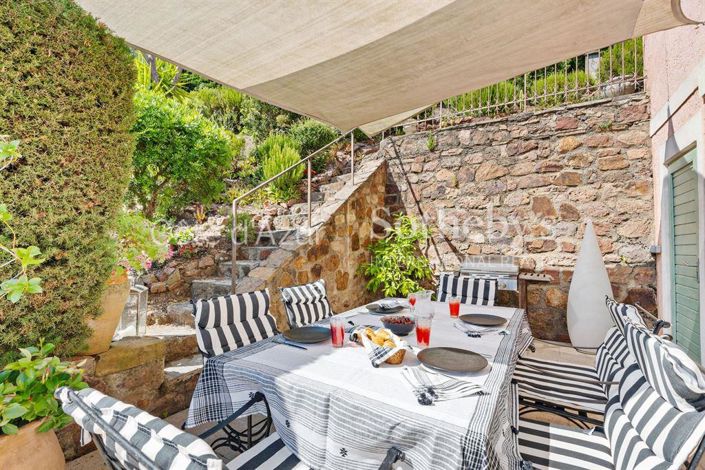 Image No.17-5 Bed Property for sale