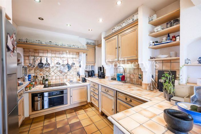 Image No.11-7 Bed Property for sale