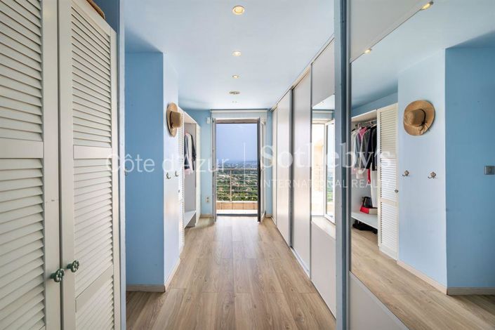 Image No.13-7 Bed Property for sale