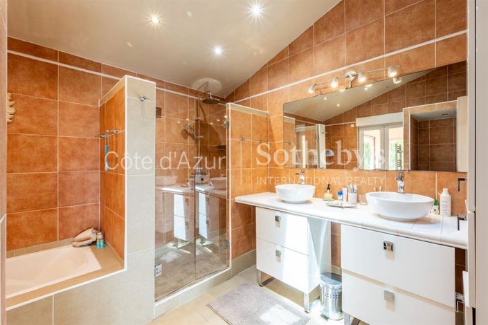 Image No.16-7 Bed Property for sale