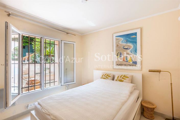 Image No.17-7 Bed Property for sale