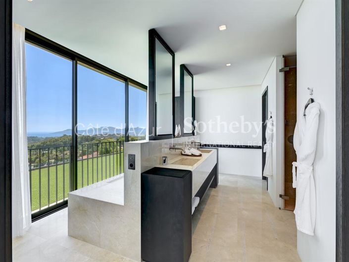 Image No.11-7 Bed Property for sale