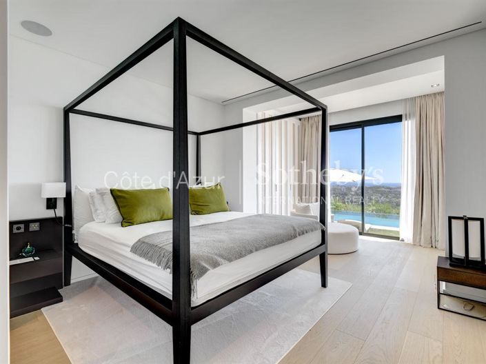 Image No.12-7 Bed Property for sale