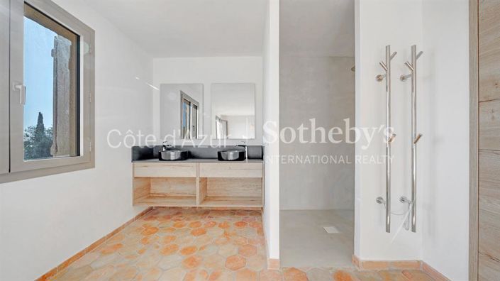 Image No.9-4 Bed Property for sale