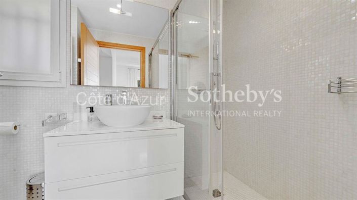 Image No.11-5 Bed Property for sale