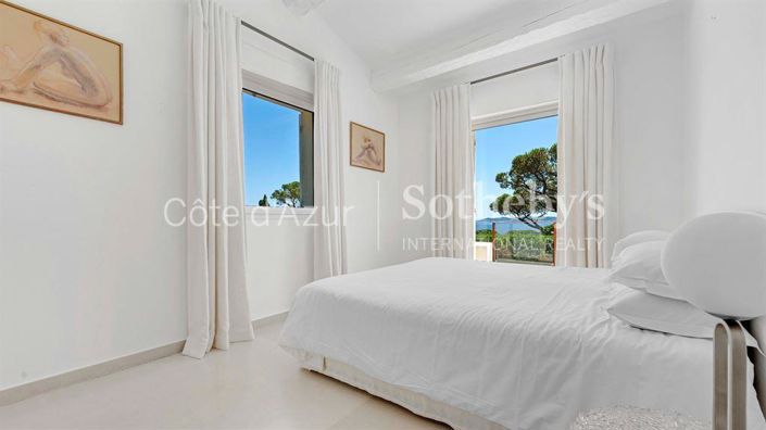 Image No.12-5 Bed Property for sale