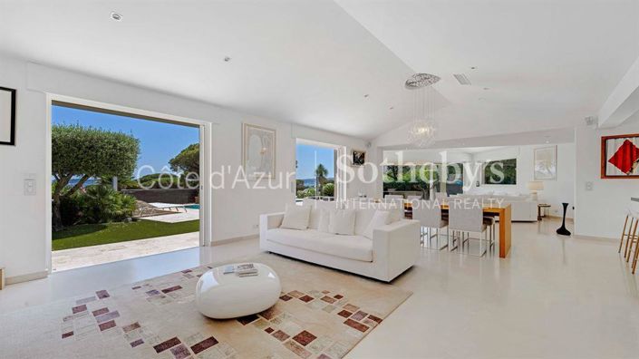 Image No.8-5 Bed Property for sale