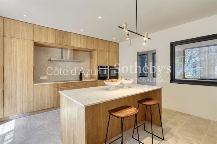 Image No.6-8 Bed House for sale