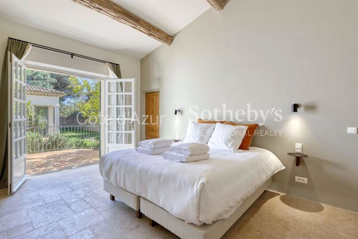 Image No.8-8 Bed House for sale