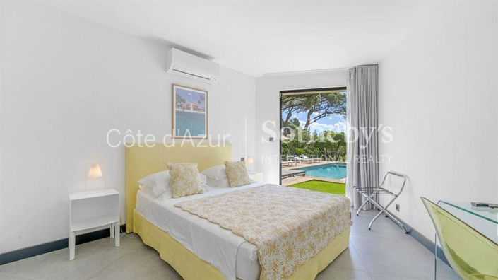 Image No.10-6 Bed Property for sale