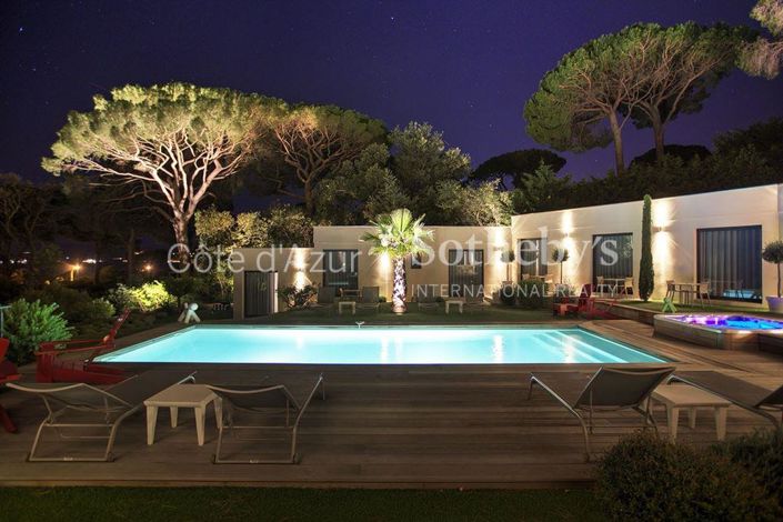 Image No.20-6 Bed Property for sale