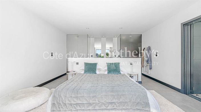 Image No.8-6 Bed Property for sale