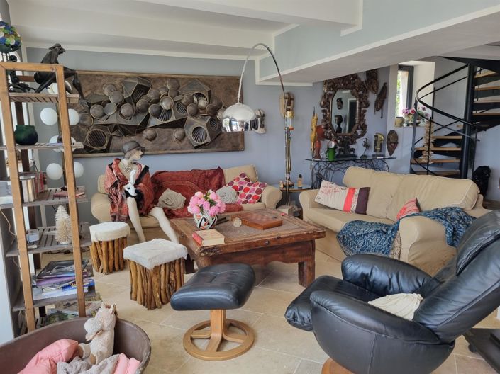 Image No.10-3 Bed House for sale