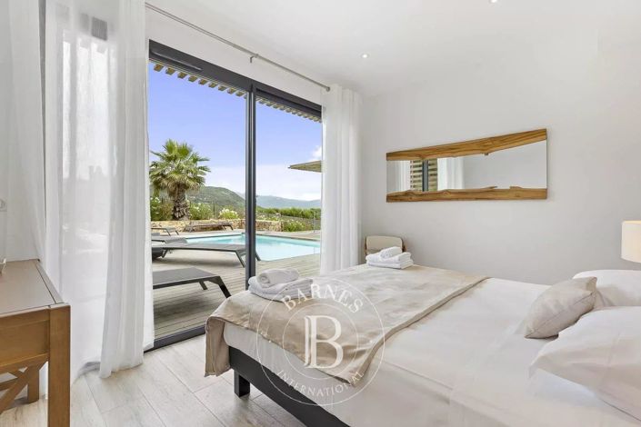 Image No.15-5 Bed House for sale