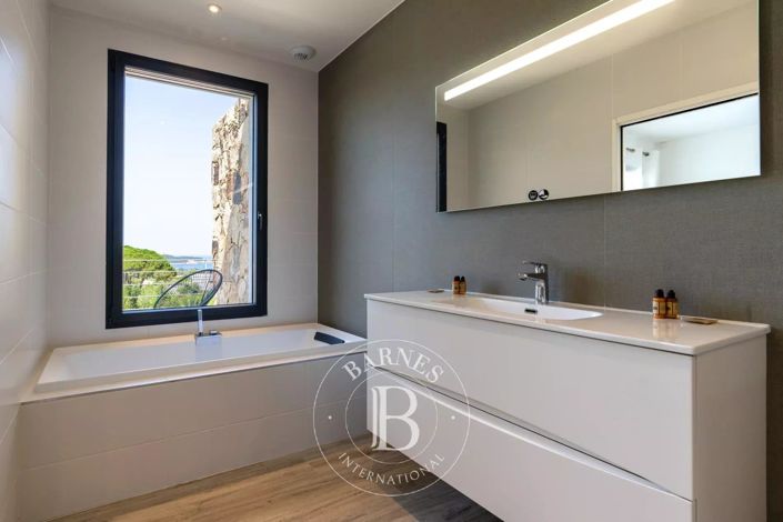 Image No.19-5 Bed House for sale